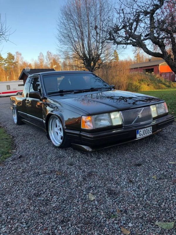 Den kan kun kore 30 km/t - alligevel koster denne Volvo 945 71.000 kr.