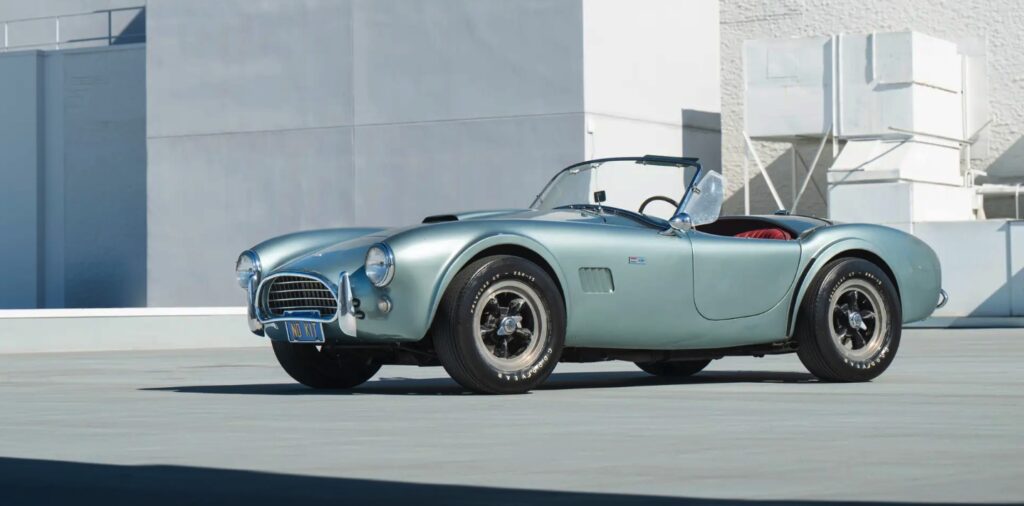 Kort af kendis på 99 år - nu soger Shelby Cobra ny ejer