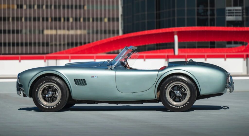 Kort af kendis på 99 år - nu soger Shelby Cobra ny ejer