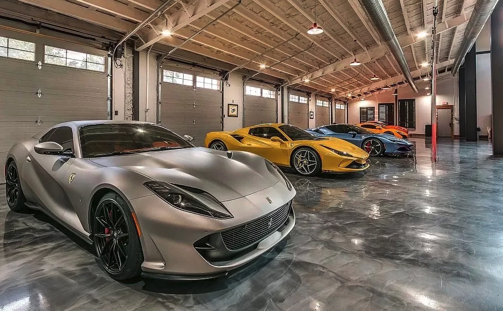 House for sale - the garage has room for 33 cars